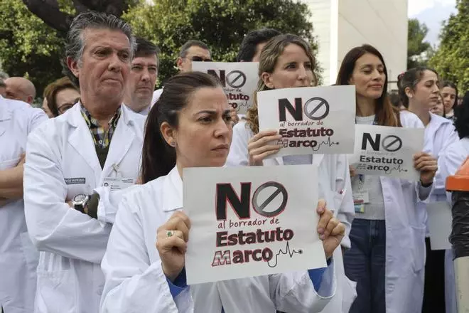 Protesta de los médicos del Hospital de Sant Joan contra el nuevo estatuto laboral