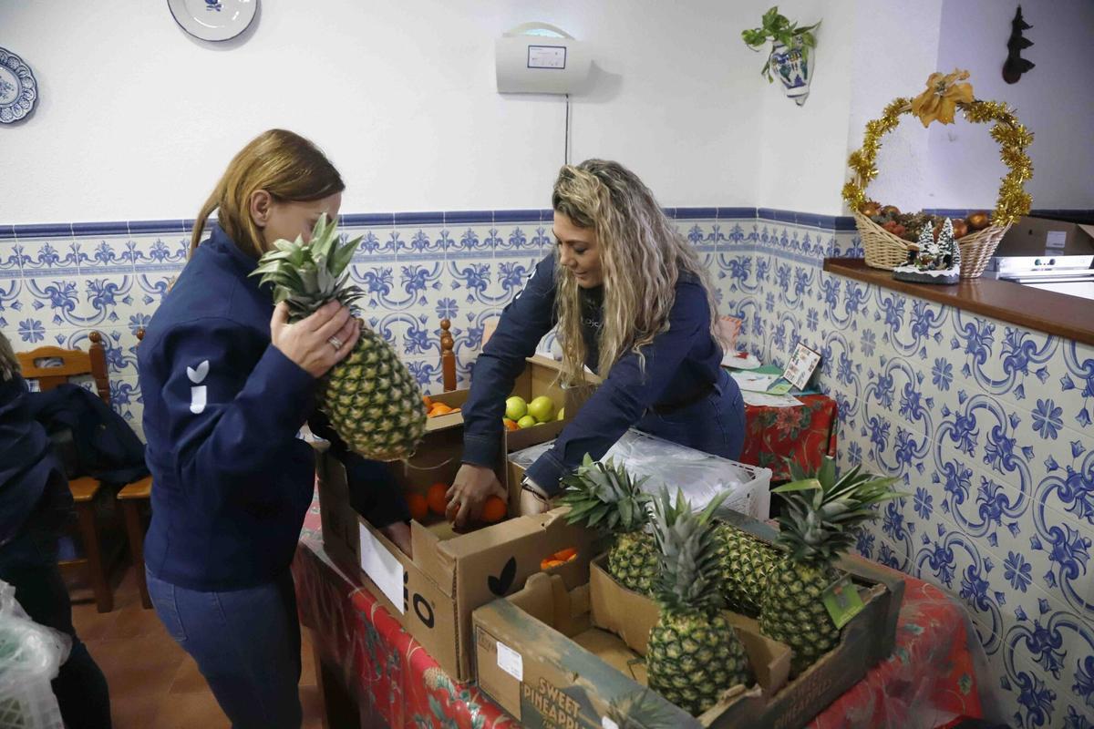 MLG 30-12-2025.-Entrega de frutas al Centro Asistencial San Juan de Dios Málaga, donde ha repartido las uvas para la nochevieja.