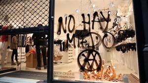 Protesta a Barcelona en defensa dels anarquistes empresonats en l’operació Pandora.