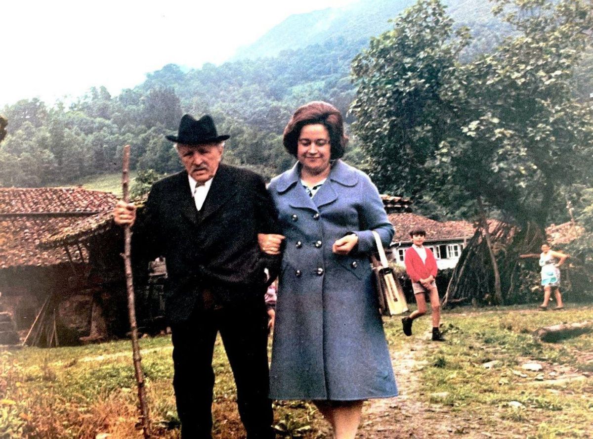Arriba, Enriqueta Ceñal y su marido, en 1973, de paseo por un pueblo para el reportaje fotográfico que realizó Alberto Schommer. A la izquierda, discurso de Ceñal durante la inauguración del Museo Nicanor Piñole.