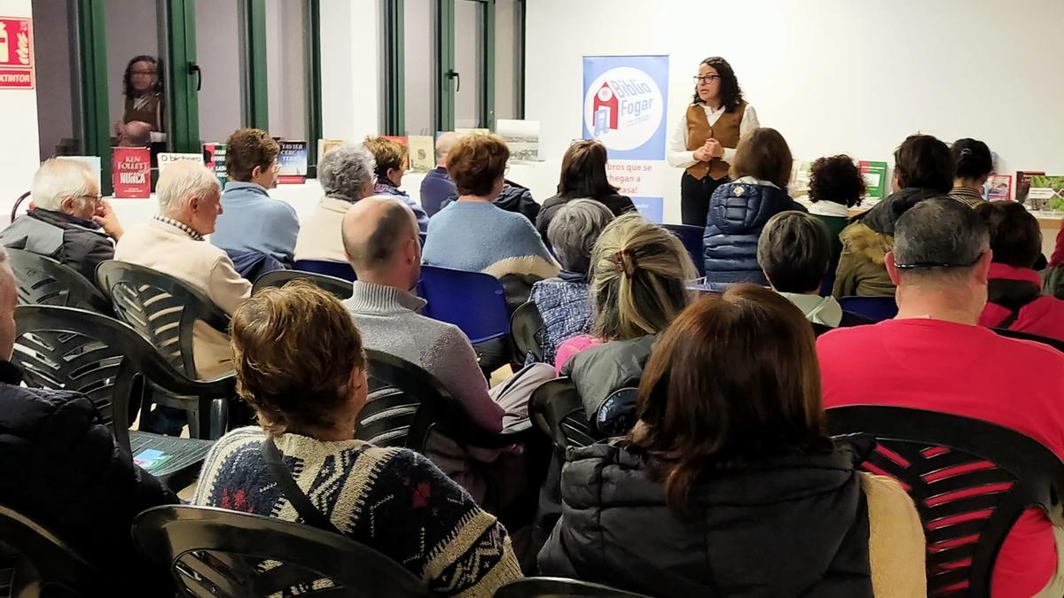 La edil Silvia Cernadas en la reunión con los colectivos vecinales para explicarles el proyecto Bibliofogar.