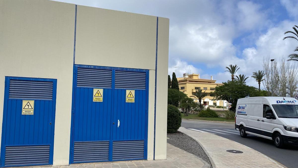 Foto de la nueva estación de bombeo en la plaza Constitución, con el edificio del antiguo ayuntamiento al fondo de la imagen, en cuyos bajos está situada la estación de pretratamiento de aguas residuales que anularán.