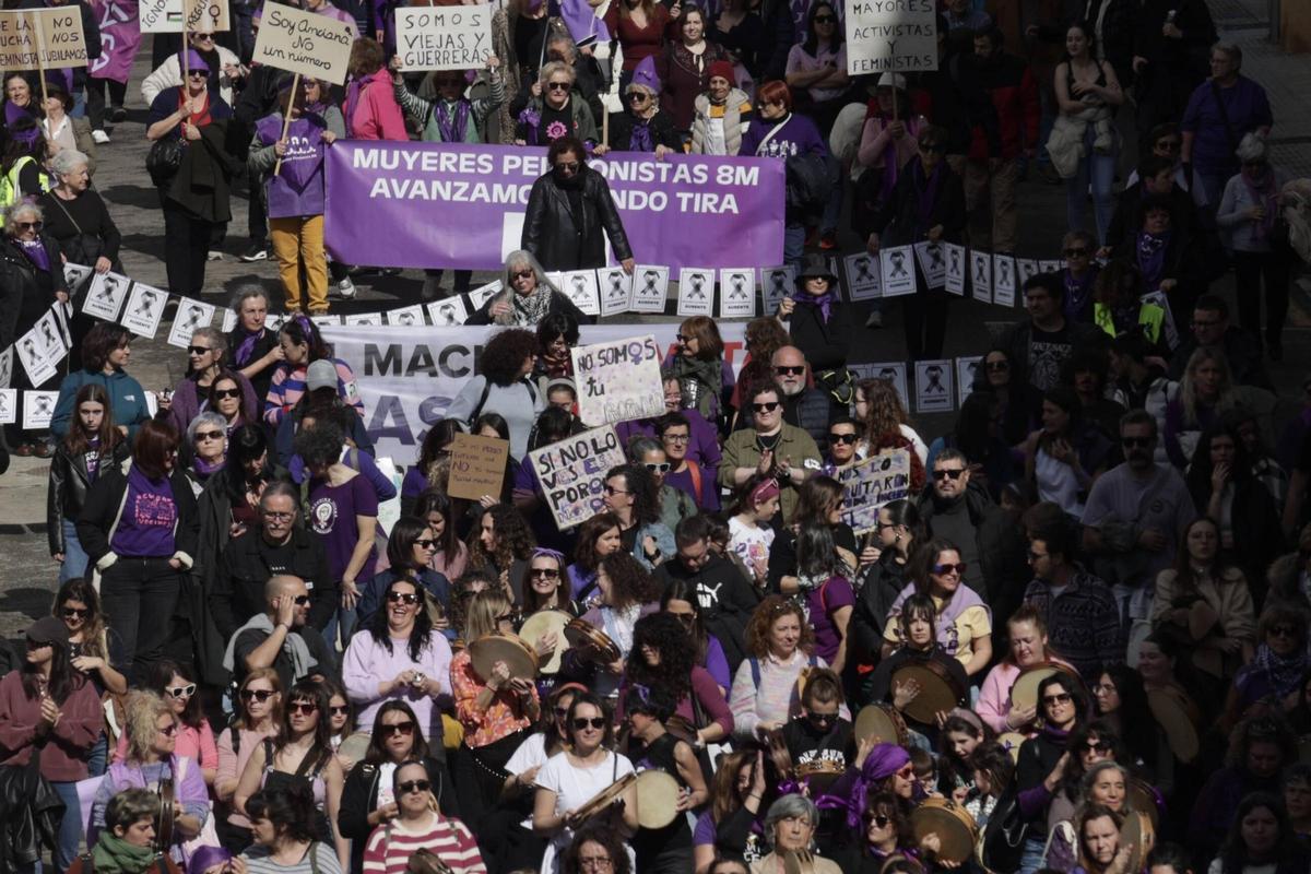 EN IMÁGENES: Un multitudinario y diverso 8M desborda las calles de Villaviciosa y celebra a la mujer rural
