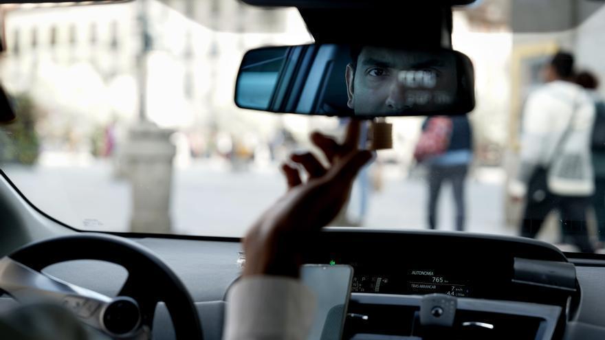 Muhammad Adeel, ciudadano paquistaní, en el interior de su taxi