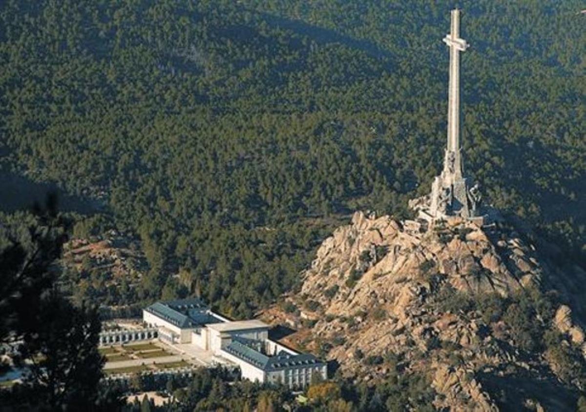 Vista del Valle de los Caídos des del mont Abantos, a la serra de Gredos. Vista del Valle de los Caídos des del mont Abantos, a la serra de Gredos.