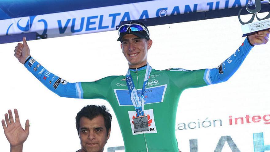 Manuel Peñalver, en el podio, con el maillot verde de mejor Sub 23