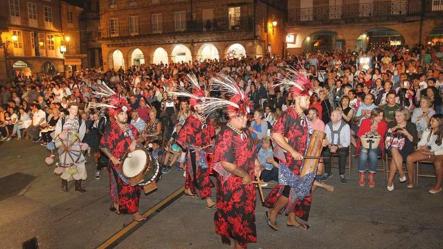 Grupo de Tahití, en el momento de su llegada a la Praza Maior. // Iñaki Osorio