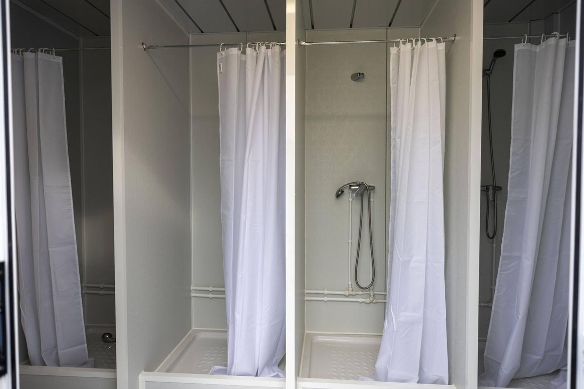 Así son los módulos de acogida temporal para migrantes instalados en el puerto de Palma.