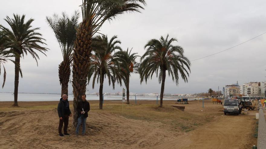 El regidor Lluís Espadal amb el director tècnic de Rosersa, a la zona de la platja de la Perola, que l’Ajuntament vol naturalitzar. | ARTURO LÓPEZ