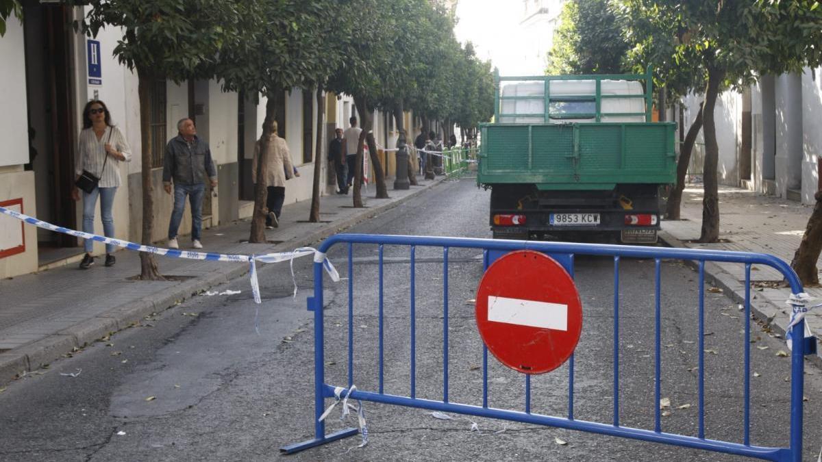 La calle San Fernando estará varios días más cortada al tráfico tras el derrumbe