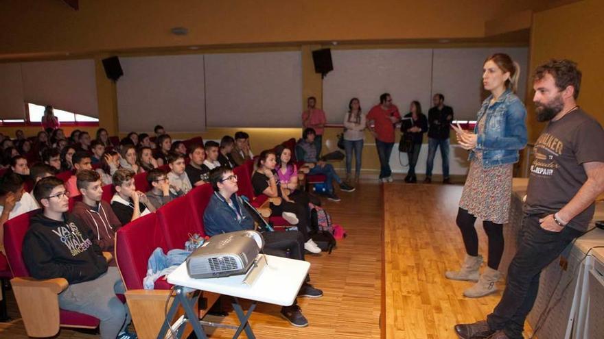 Álex Zapico, a la derecha, en su charla en el IES de El Entrego.