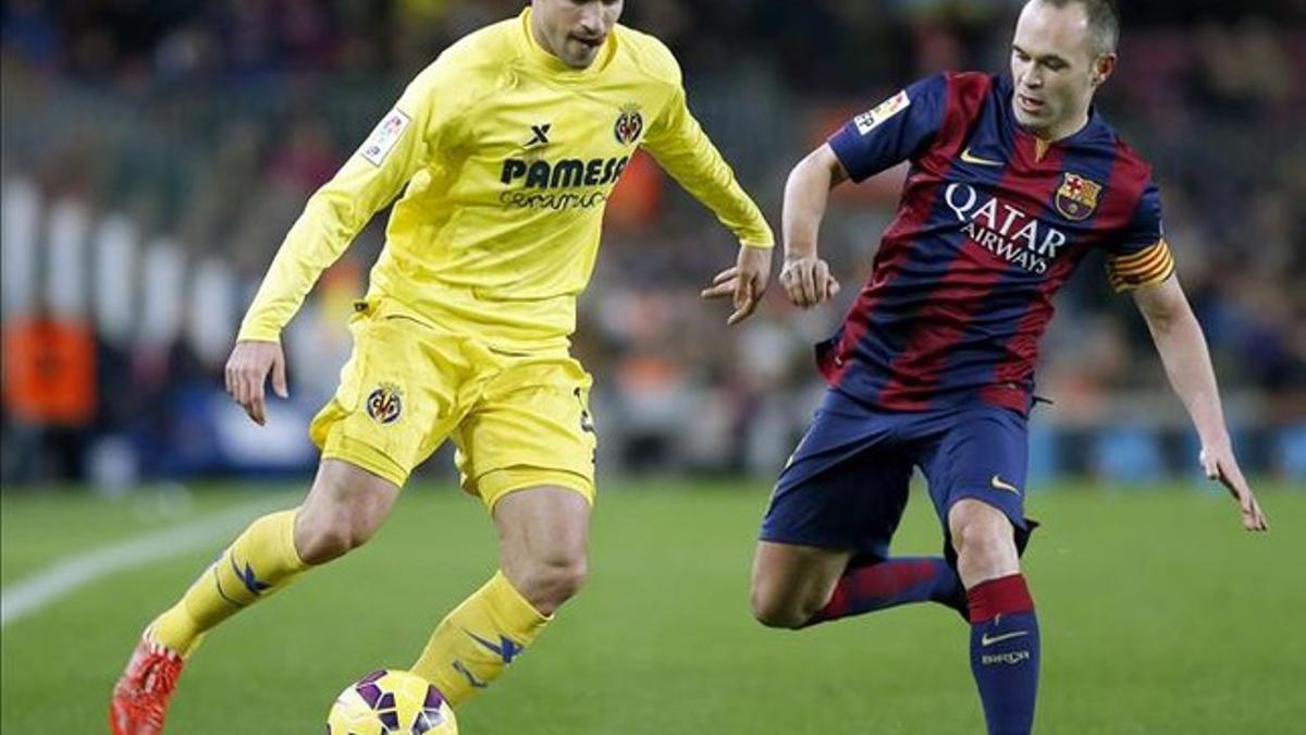 Iniesta, presionando ayer a Mario, del Villarreal