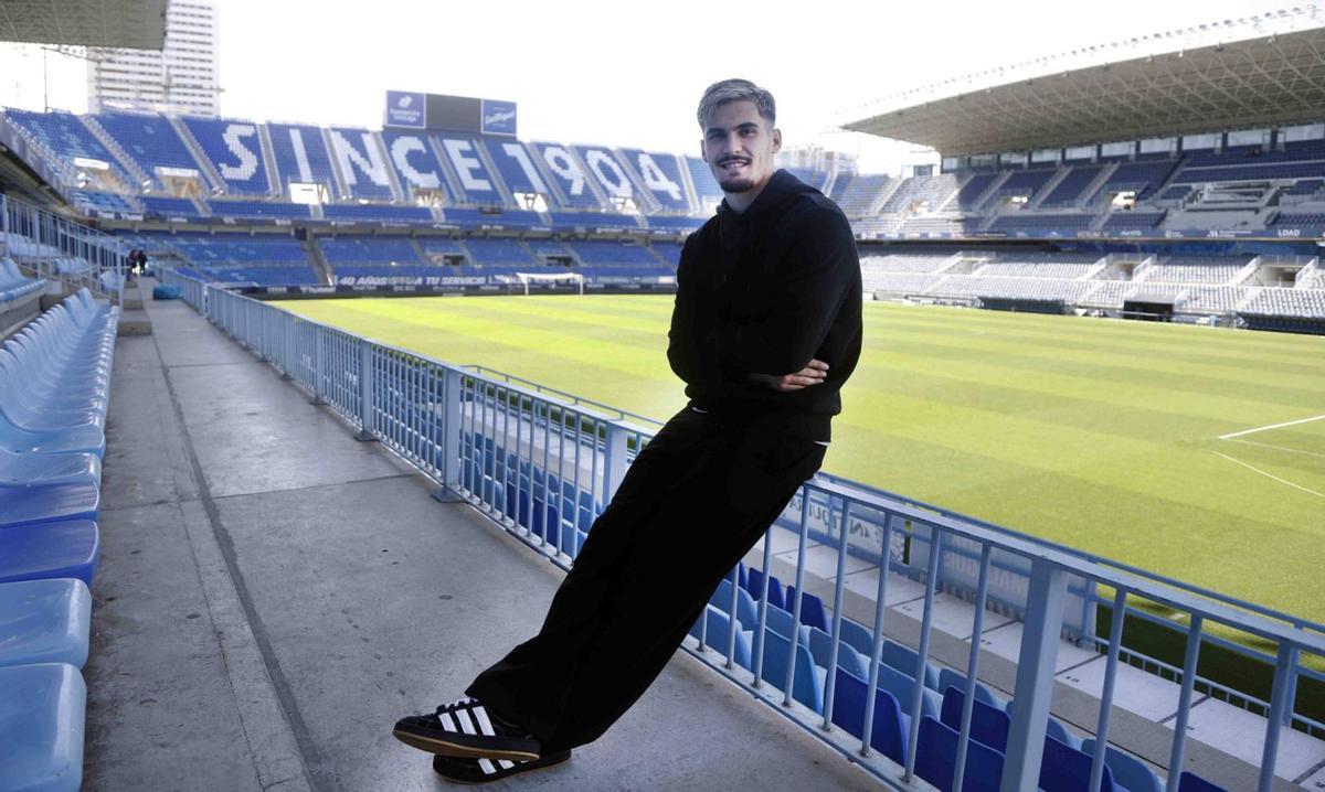 Chupe posa para La Opinión de Málaga en La Rosaleda antes de visitar a la Real Sociedad B.