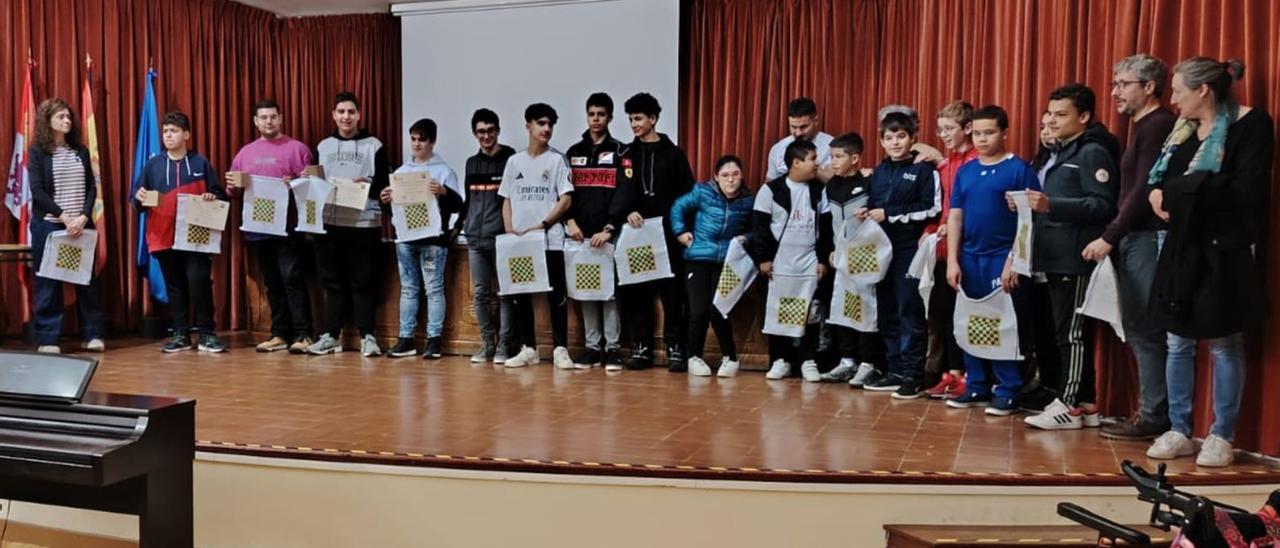 Todos los participantes, sobre el escenario del IES Universidad Laboral con sus recuerdos.