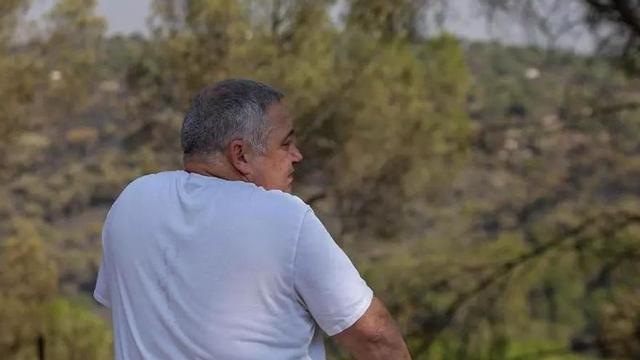 El José María, a la part posterior de casa seva a Navas del Rey. | DAVID RAW