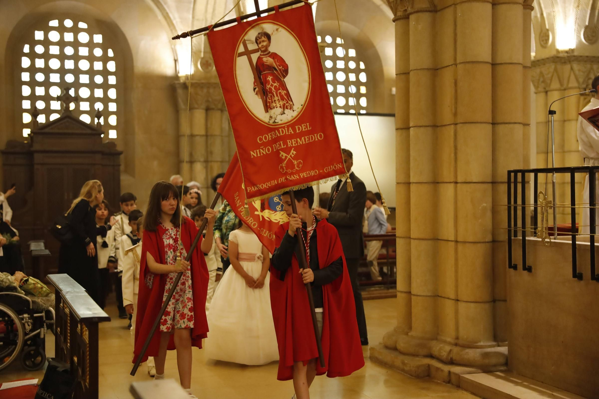 Pétalos, incienso, niños... así fue la procesión del Corpus Christi en Gijón (en imágenes)