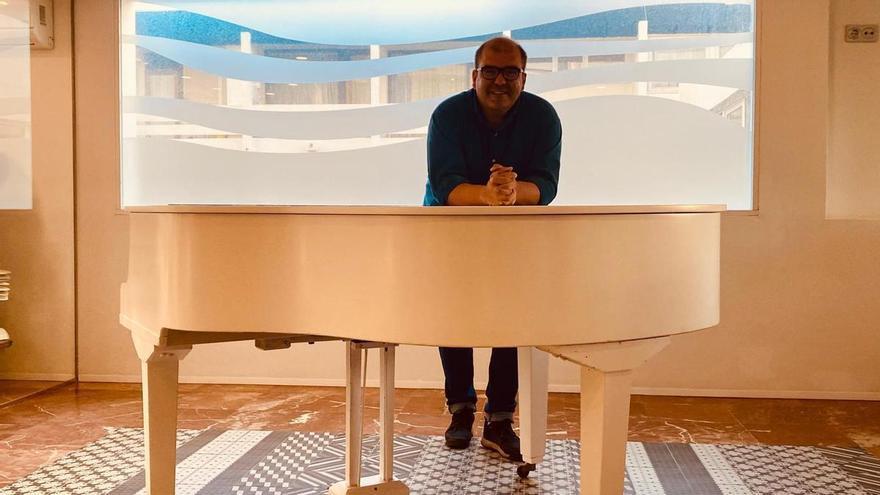 Pedro Monty, maestro y músico: "Prefiero los libros que, cuando los cierras, dejan más preguntas que respuestas"