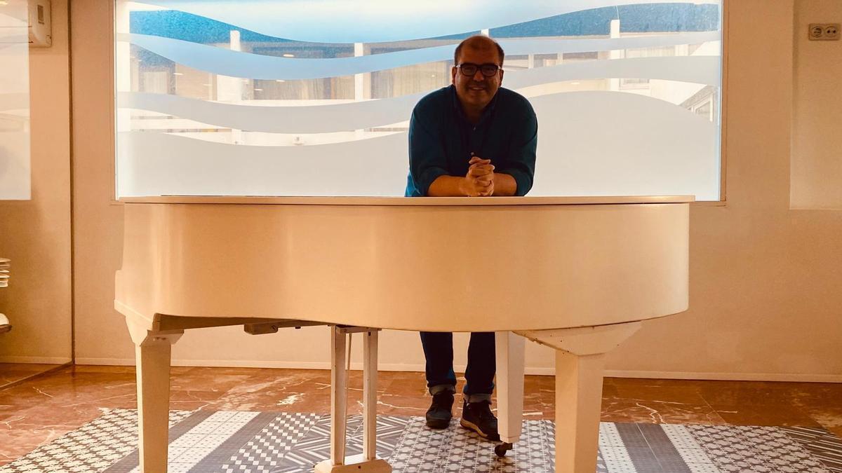 Pedro Monty, junto a un piano en una imagen tomada en Matalascañas.