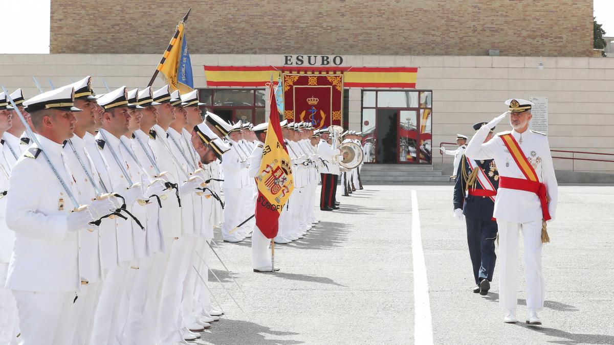 El Rey preside la entrega de despachos a los 244 nuevos suboficiales de la Armada.