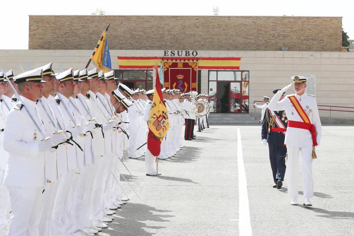 El Rey preside la entrega de despachos a los 244 nuevos suboficiales de la Armada.