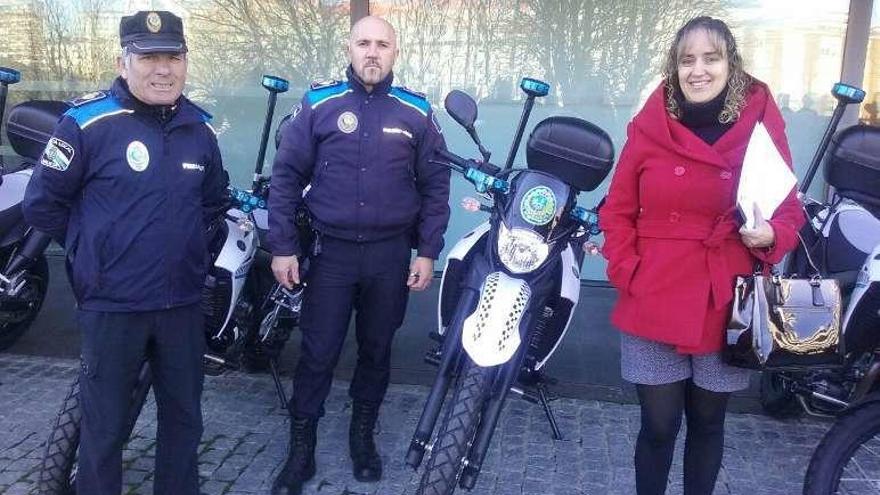 La concejala de Seguridad Ciudadana, Vanesa Fernández, junto a dos agentes de la Policía Local de Ponteareas. // A.H.