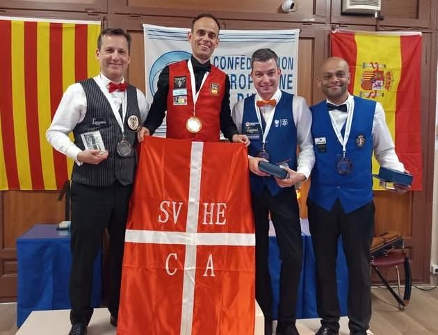 Cuenca, con la bandera de Sueca, tras recoger la medalla.