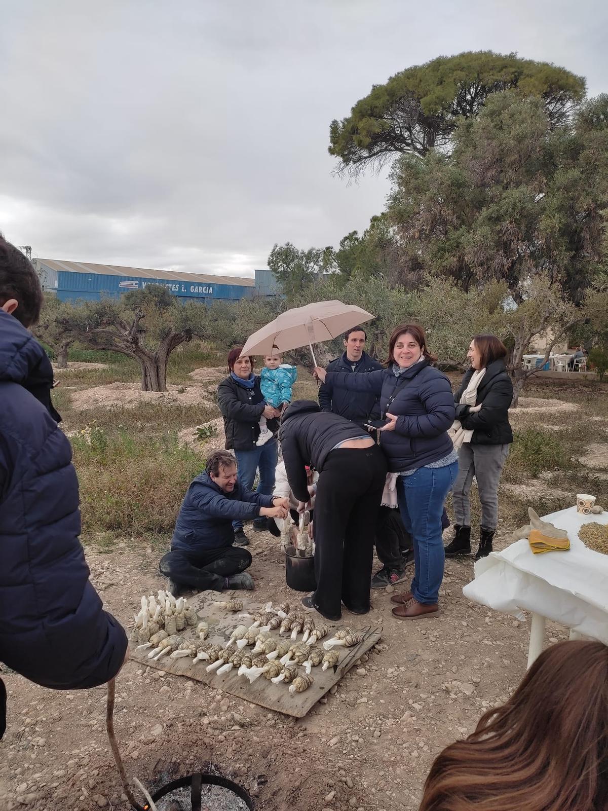 Los cofrades llevan a cabo la fabricación de antorchas.