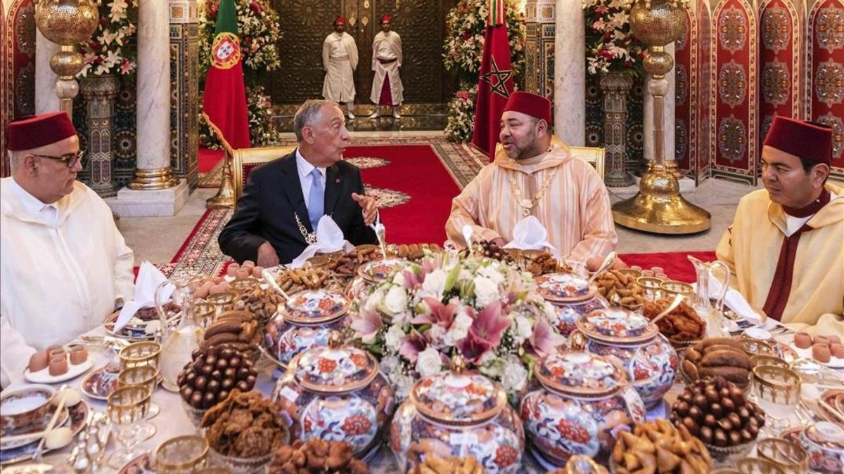 De izquierda a derecha, el primer ministro de Marruecos, Abdelilah Benkirane, el presidente de Portugal, Marcelo Rebelo de Sousa, el rey de Marruecos, Mohamed VI, y el hermano de este, el príncipe Moulay Rachid, el lunes en Casablanca.