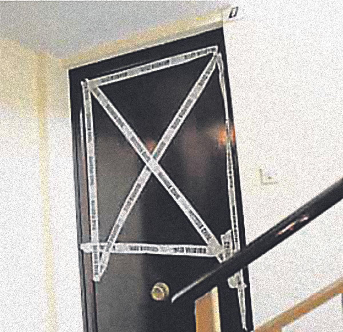 La puerta de entrada a la vivienda en la que la pareja convivía.