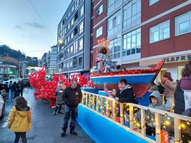 La cabalgata de los Reyes Magos por Bueu a bordo de barcos tradicionales