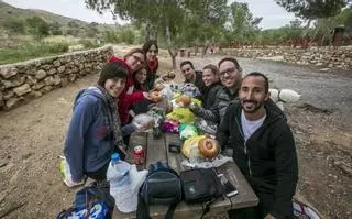 Los valientes del Lunes de Mona en Elche