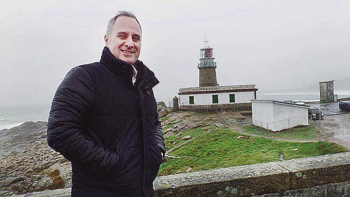 Anxo Rodríguez, ante el faro de Corrubedo