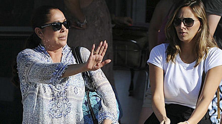 Isabel Pantoja, de vacaciones en Eivissa con su nuera y su nieta.