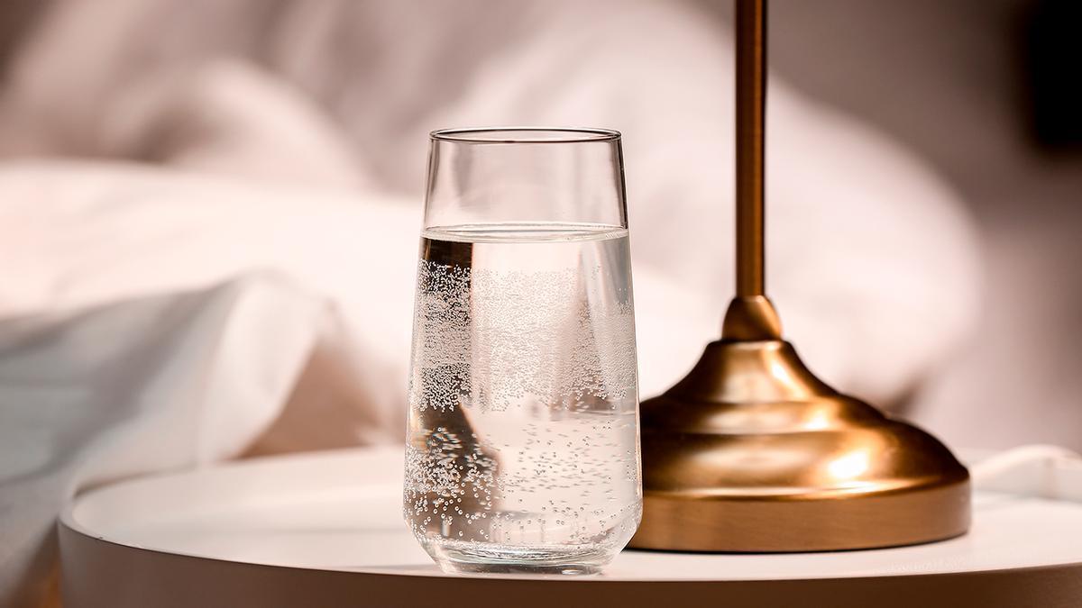 Poner un vaso de agua en la mesita de noche, un hábito no tan saludable.