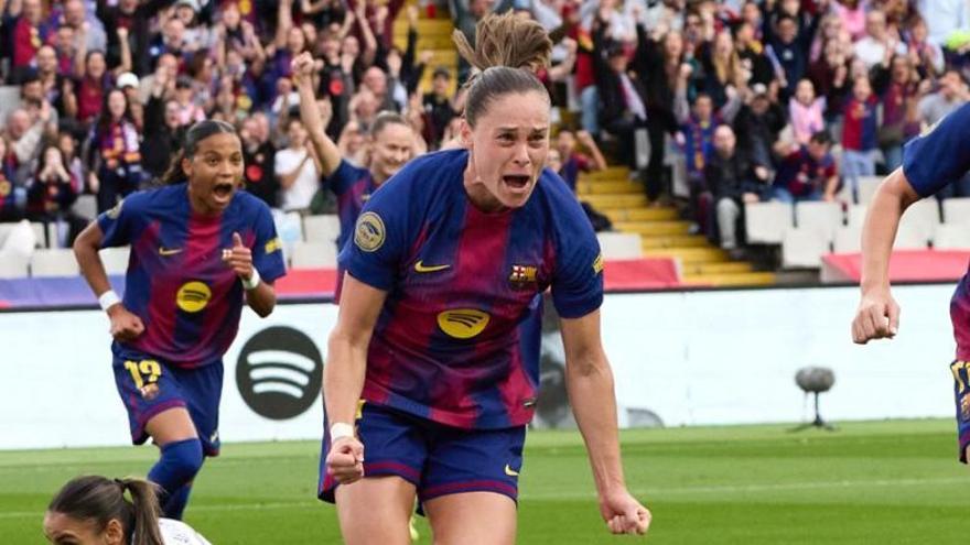 Ewa Pajor celebra uno de sus goles en el clásico