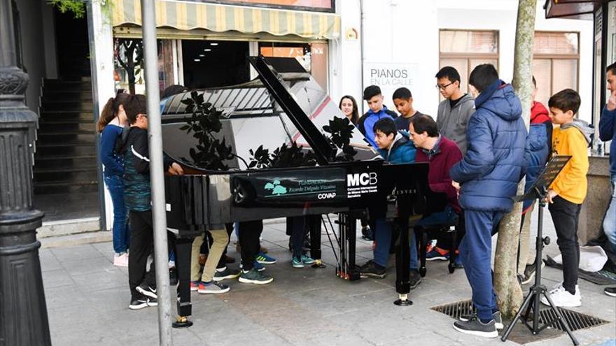 Centenares de personas disfrutan de la actividad &#039;Pianos en la calle&#039;