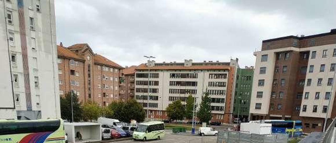 Las dársenas de la nueva estación de autobuses de la Pola desde la plaza del Paraguas.