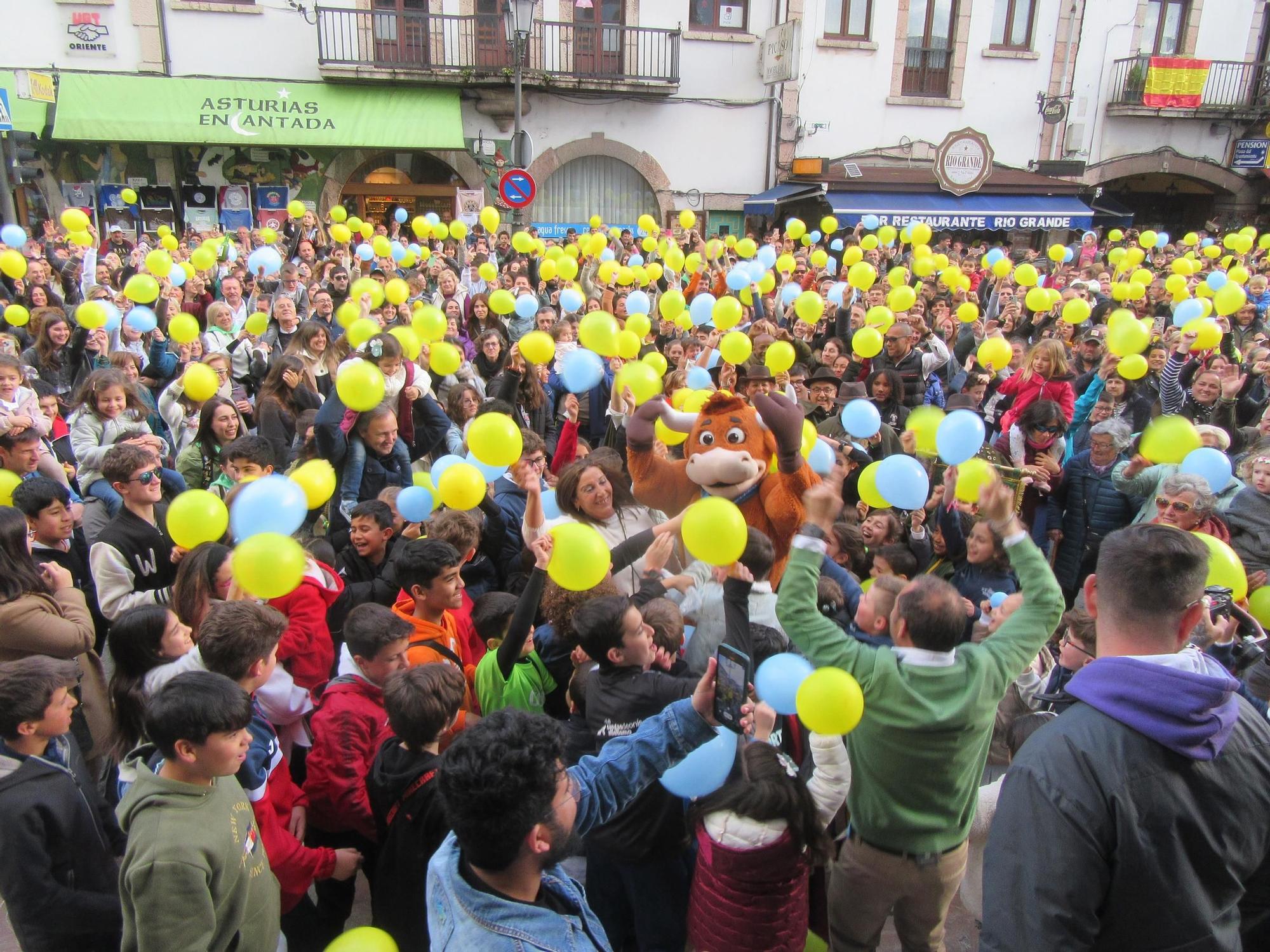 El Grand Prix reúne a cientos de vecinos en Cangas de Onís