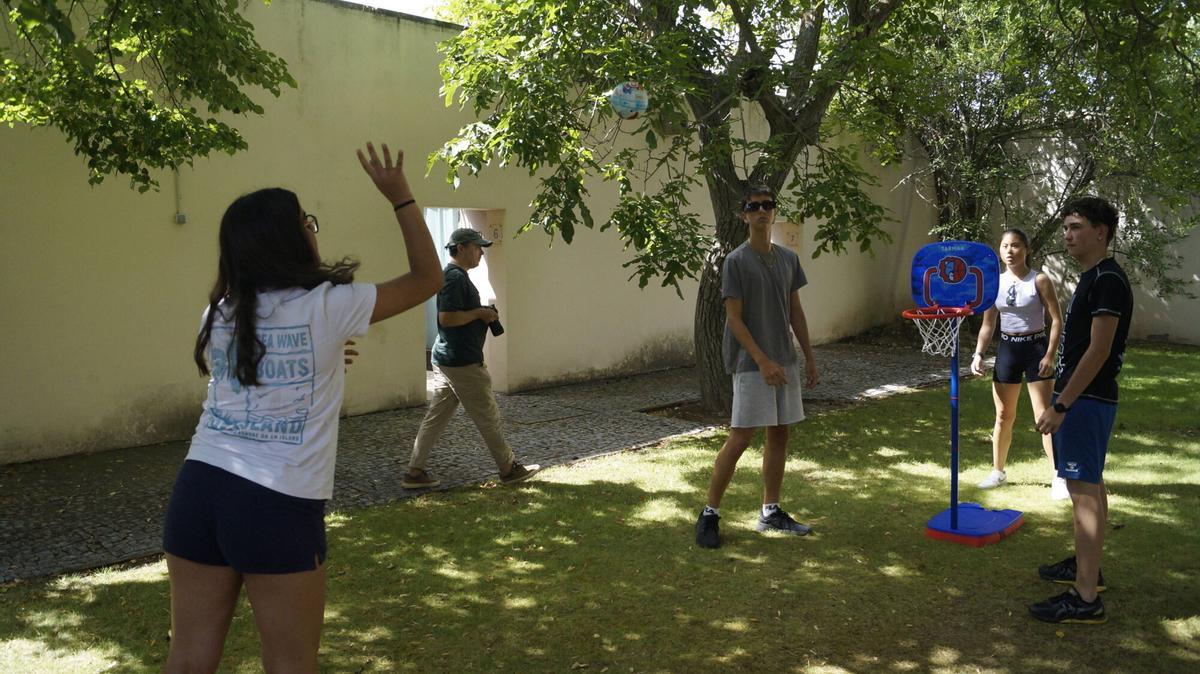 Visita del presidente en funciones de la Diputación de Zamora, Víctor López de la Parte y el diputado de Juventud y Deportes, Juan del Canto Sevillano al Campamento de Transfronterizo 2025. Fundación Rei Afonso Henriques, Zamora.