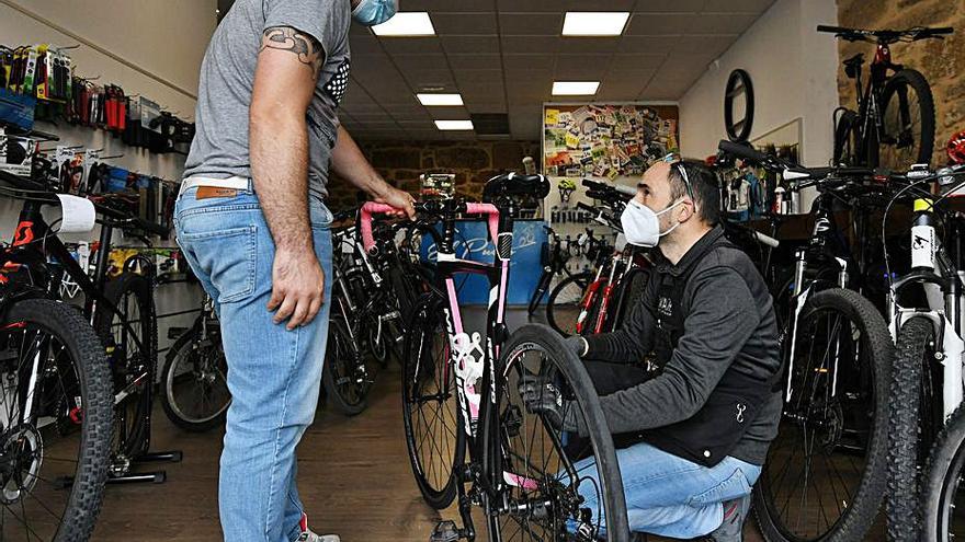 Abel Villanueva repara una bici en El Puerto Bike.   | // GUSTAVO SANTOS