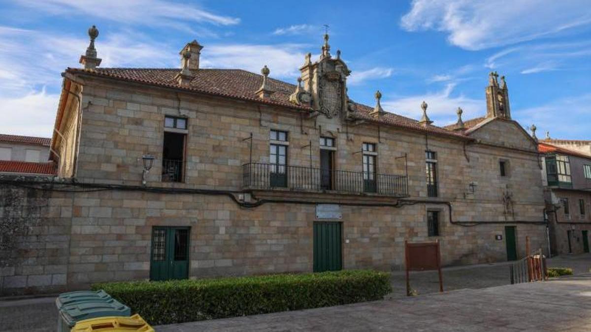Fachada del antiguo asilo de Cambados y pazo de Montesacro.