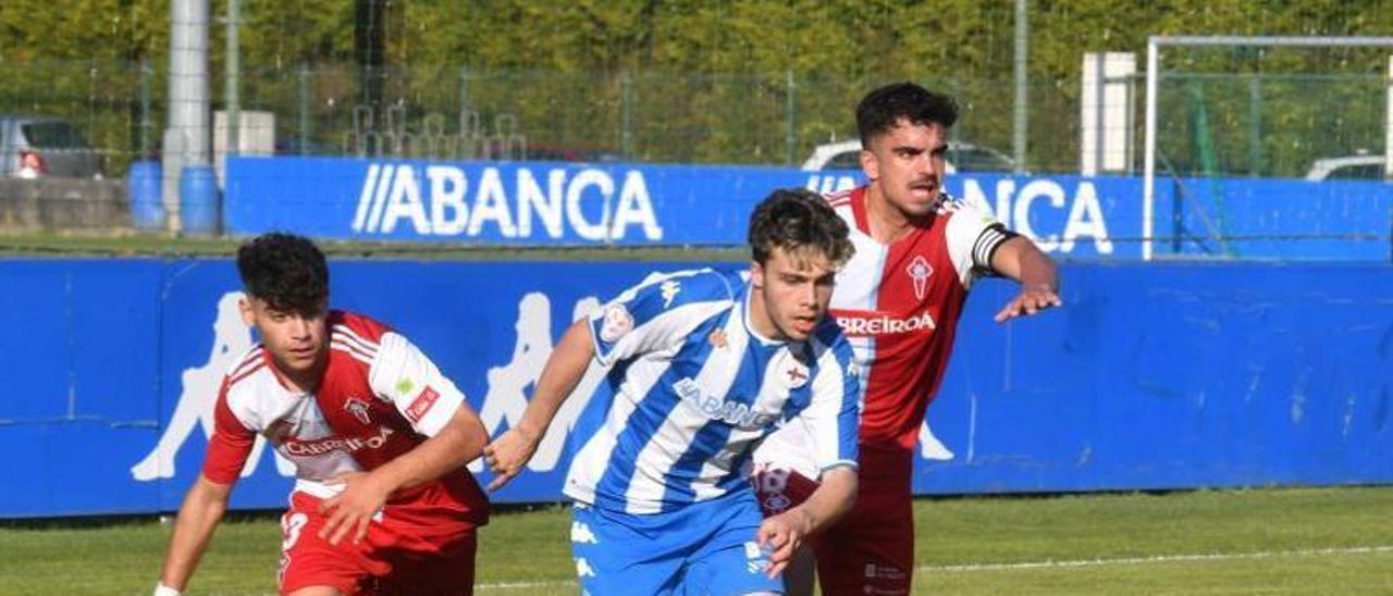 Mella avanza entre dos jugadores del Celta ayer con el Juvenil. |  // VÍCTOR ECHAVE