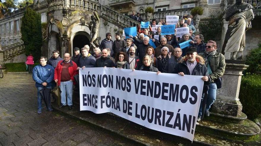 Concentración de los colectivos que rechazan las ayudas sociales de Ence ante el Pazo de Lourizán, ayer. // Gustavo Santos