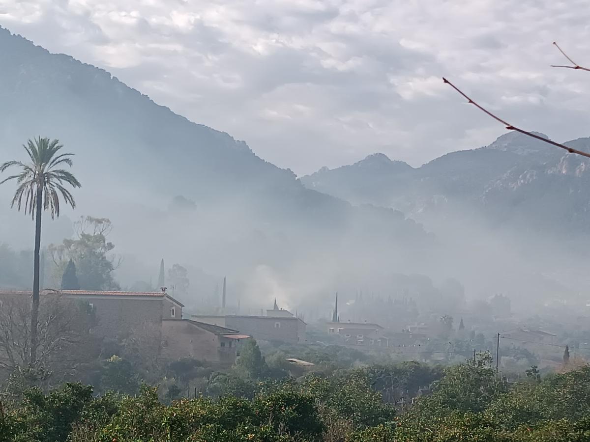 Una imagen del valle de Sóller lleno de humo procedente de las quemas agrícolas.