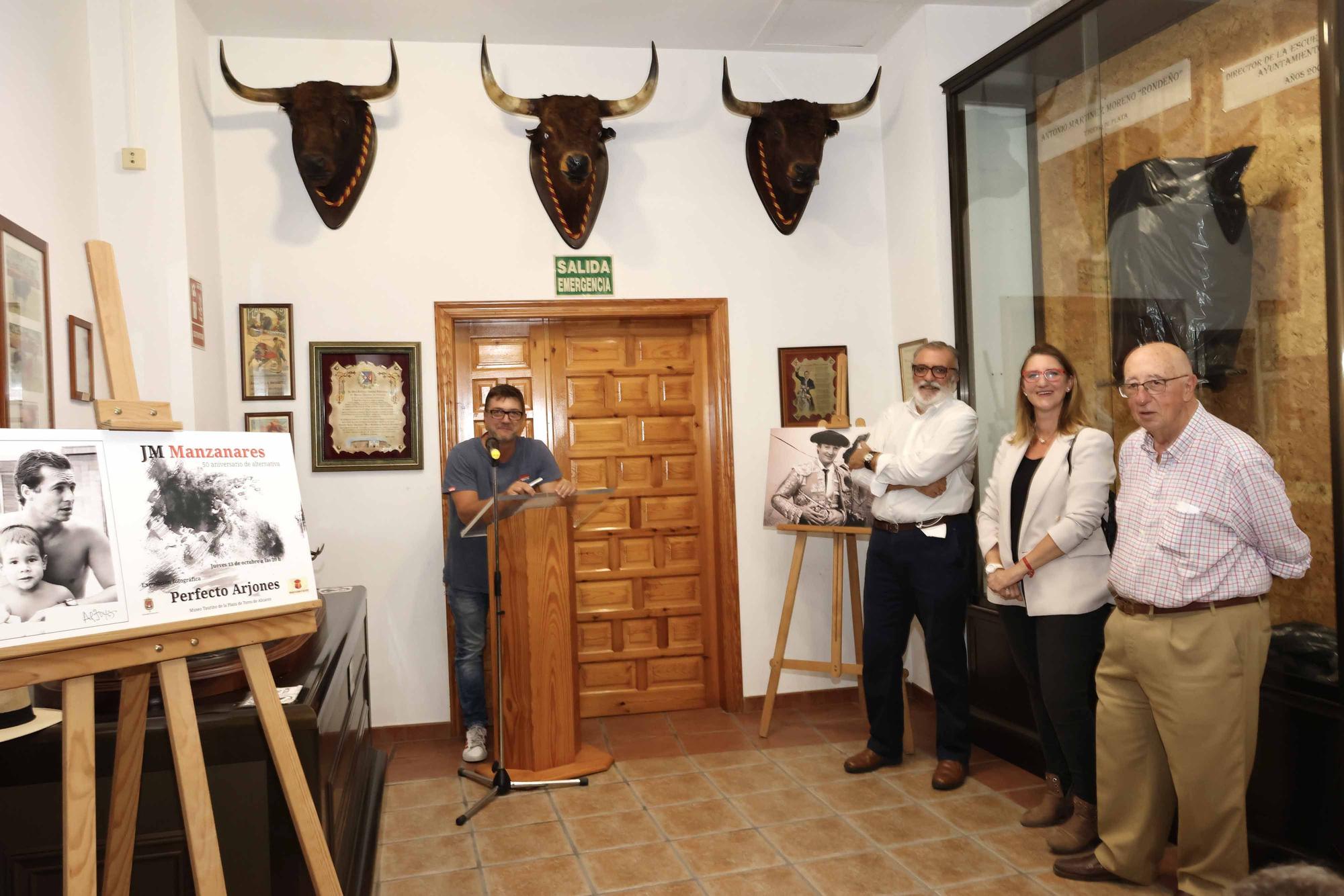 Inauguración de la exposición fotográfica de Manzanares(padre) con la cámara de Perfecto Arjones