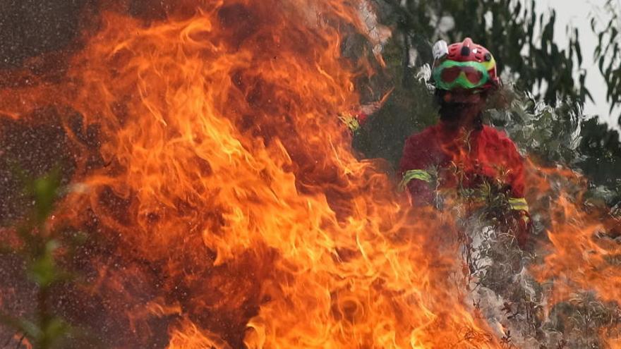 Un bombero trabaja en el apagado del incendio.