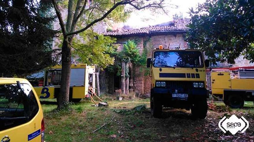 Un incendio arrasa el palacio de La Cogolla, en Nava