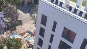 Asentamiento ilegal al lado de unos bloques de pisos de nueva construcción en la calle Maladeta, en el barrio de Porta, en Nou Barris.