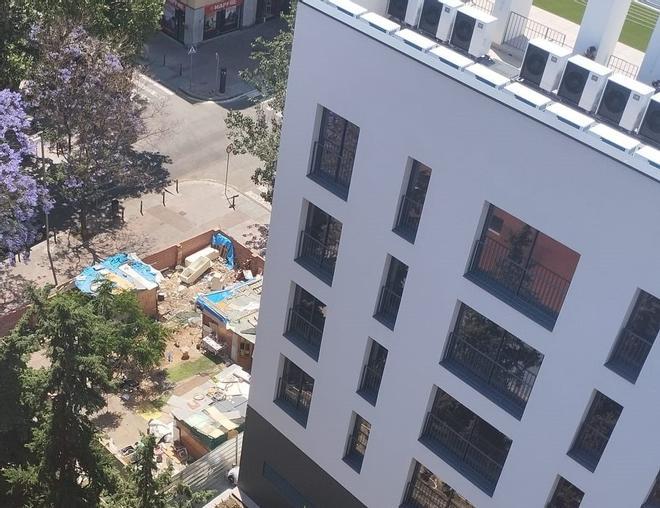 Asentamiento ilegal al lado de unos bloques de pisos de nueva construcción en la calle Maladeta, en el barrio de Porta, en Nou Barris.