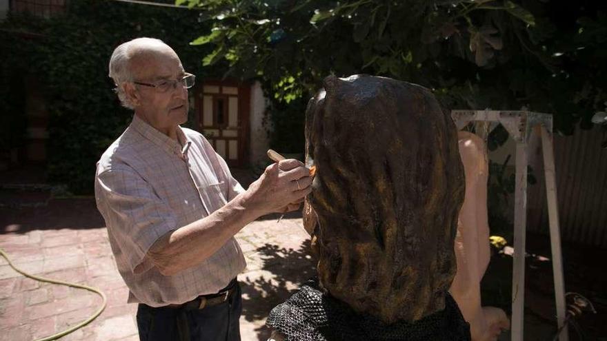 El artista Jaime Domínguez remata el pelo del nuevo gigante.